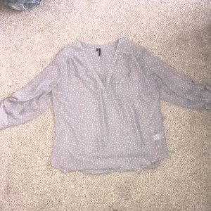 Size X-Large Maurice’s V-neck, Midi sleeves.